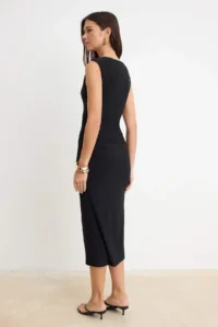 TRENDYOLMİLLA Black Plain bodycon V-neck Sleeveless Lace Detailed Maxi Flexible Lined Knitting Dress - Image 4
