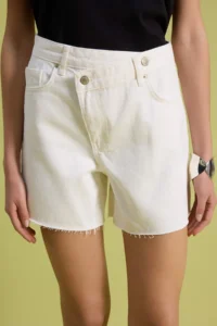 TRENDYOLMİLLA WHITE Asymmetric Waist Detailed City Size DENIM Shorts - Image 3