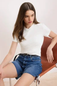 TRENDYOLMİLLA Ecru Fitted V-neck Short Sleeve Crop Cotton Flexible Knitting T-Shirt - Image 2