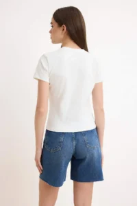TRENDYOLMİLLA Ecru Fitted V-neck Short Sleeve Crop Cotton Flexible Knitting T-Shirt - Image 4