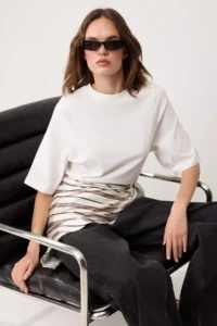 TRENDYOLMİLLA Ecru Regular/Normal Pattern Shawl Detailed Drop Sleeve Short Sleeve 100% Cotton Knitting T-Shirt - Image 2