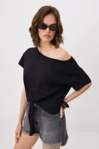 TRENDYOLMİLLA Black Plain relaxed Asymmetric Yaka Drop Sleeve Short 100% Cotton Knitting T-Shirt - Image 2