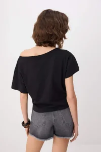 TRENDYOLMİLLA Black Plain relaxed Asymmetric Yaka Drop Sleeve Short 100% Cotton Knitting T-Shirt - Image 4