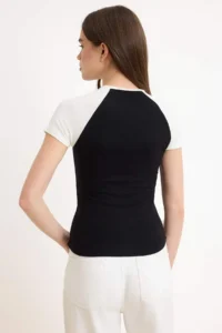 TRENDYOLMİLLA Black Color Bloklu Regular/Normal Pattern Short Sleeve 100% Cotton Knitting T-Shirt - Image 4