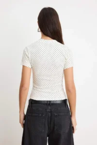 TRENDYOLMİLLA Ecru Polka Dot Fitted Short Sleeve Knitting T-Shirt - Image 4