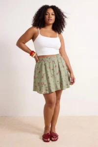 Trendyol Curve Green Floral Mini Weaving Plus Size Shorts Skirt - Image 2