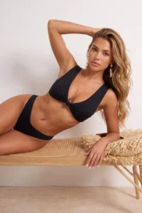 TRENDYOLMİLLA Black Triangle Covered Knotted Bikini Top