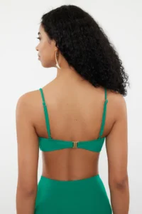 TRENDYOLMİLLA Emerald Green Strapless Covered Casting Bikini Top - Image 3