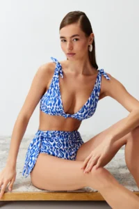 TRENDYOLMİLLA Ethnic Patterned Knotted Triangle Covered Bikini Top - Image 3