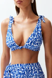 TRENDYOLMİLLA Ethnic Patterned Knotted Triangle Covered Bikini Top - Image 4