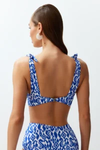 TRENDYOLMİLLA Ethnic Patterned Knotted Triangle Covered Bikini Top - Image 5
