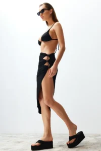 TRENDYOLMİLLA Black Knitting Cut Out Detailed Beach Mini Pareo - Image 3