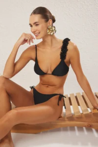 TRENDYOLMİLLA Black Triangle Covered Floral Appliqued Regular Bikini Set