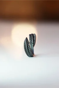 The Collection Men's Women's Black Feather Model Adjustable Joint Ring - Image 2