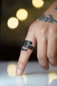 The Collection Iskelet El Adjustable Black Ring