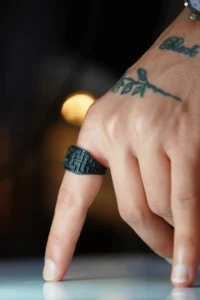 The Collection Labirent pattern Model Adjustable Black Ring - Image 2