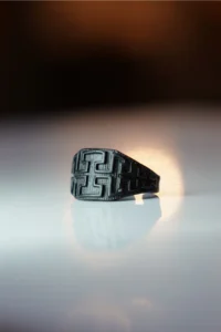The Collection Labirent pattern Model Adjustable Black Ring - Image 3