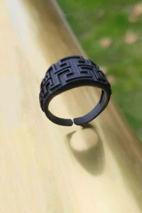 The Collection Labirent pattern Model Adjustable Black Ring - Image 4