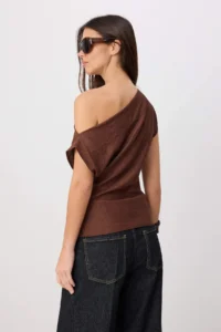 TRENDYOLMİLLA Dark Brown Boat Neck Fitted Hair Clip Detailed Weaving Blouse - Image 4