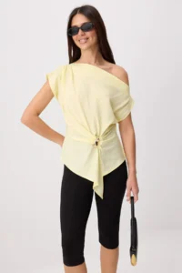 TRENDYOLMİLLA Yellow Boat Neck Fitted Hair Clip Detailed Weaving Blouse - Image 2