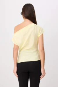 TRENDYOLMİLLA Yellow Boat Neck Fitted Hair Clip Detailed Weaving Blouse - Image 4