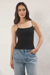 TRENDYOLMİLLA Black-Black-WHITE 3 Sets Pack Sleeveless Fitted Square Neck Flexible Knitting Tank Top - Image 5