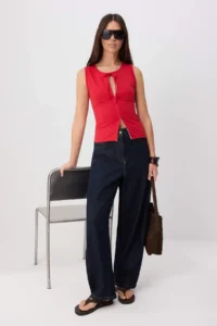 TRENDYOLMİLLA Red Fitted Keyhole Collar Sleeveless interlock Knitting Blouse - Image 2