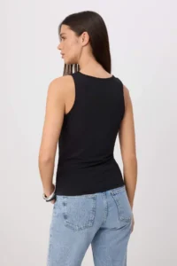 TRENDYOLMİLLA Black Plain Fitted Boat Neck Standard Sleeve Sleeveless Flexible Knitting Blouse - Image 4