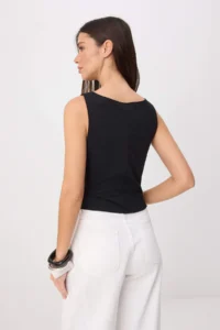TRENDYOLMİLLA Black Plain Fitted Boat Neck Thick Sleeveless Sleeveless Scuba Crepe Knitting Blouse - Image 4
