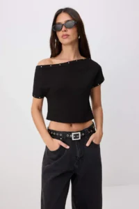 TRENDYOLMİLLA Black Fitted Asymmetric Collar Accessory Detailed Flexible Knitting Blouse