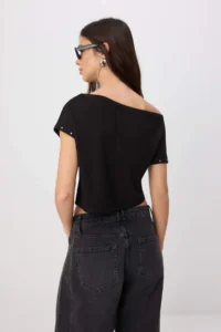 TRENDYOLMİLLA Black Fitted Asymmetric Collar Accessory Detailed Flexible Knitting Blouse - Image 4