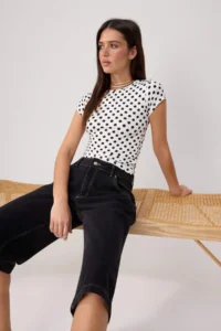 TRENDYOLMİLLA Ecru Polka Dot Fitted Short Sleeve Crop/Short Flexible Knitting Blouse - Image 2