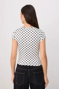 TRENDYOLMİLLA Ecru Polka Dot Fitted Short Sleeve Crop/Short Flexible Knitting Blouse - Image 4