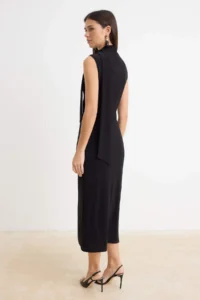 TRENDYOLMİLLA Black Plain A-line/Life Form V-neck Shawl Detailed Midi Knitting Dress - Image 4