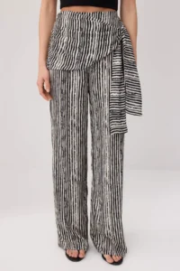 TRENDYOLMİLLA Black-Multicolored Viscose Patterned Cross-Cover Comfortable Cut Pants - Image 4