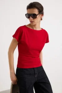 TRENDYOLMİLLA Red Fitted Boat Neck Drop Sleeve Short Sleeve Scuba Crepe Knitting Blouse - Image 2