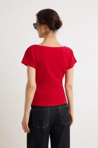 TRENDYOLMİLLA Red Fitted Boat Neck Drop Sleeve Short Sleeve Scuba Crepe Knitting Blouse - Image 4