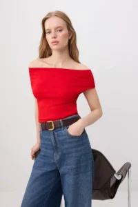 TRENDYOLMİLLA Red Fitted Carmen Collar Sleeveless Flexible Knitting Blouse - Image 2