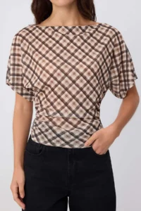 TRENDYOLMİLLA Multicolored Plaid / Checkered Fitted Boat Neck Bat Arm Short Foam Knitting Blouse - Image 3