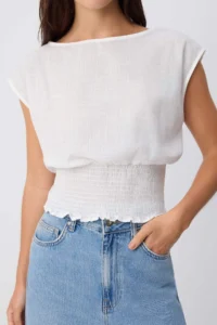 TRENDYOLMİLLA WHITE Gipelli Sleeveless Fitted Blouse - Image 3