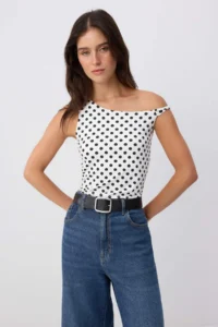 TRENDYOLMİLLA Ecru Polka Dot Fitted Asymmetric Collar Drop Sleeve Sleeveless Flexible Knitting Blouse - Image 2