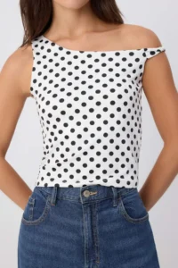 TRENDYOLMİLLA Ecru Polka Dot Fitted Asymmetric Collar Drop Sleeve Sleeveless Flexible Knitting Blouse - Image 3