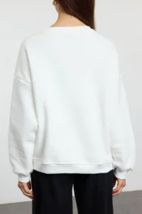 TRENDYOLMİLLA Ecru animals Leopard Slogan Printed Sweatshirt - Image 4