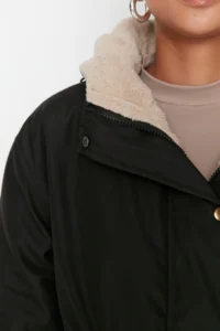 TRENDYOLMİLLA Black Hooded Inside FURRY Water Repellent Parka Overcoat - Image 4