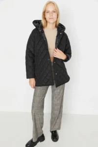 TRENDYOLMİLLA Black Regular Pattern Hooded Water Repellent Quilted Coat - Image 10