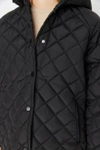 TRENDYOLMİLLA Black Regular Pattern Hooded Water Repellent Quilted Coat - Image 12