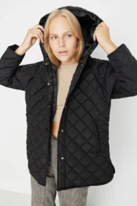 TRENDYOLMİLLA Black Regular Pattern Hooded Water Repellent Quilted Coat - Image 9