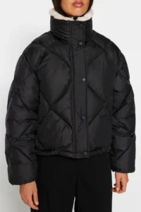 TRENDYOLMİLLA Black Oversized Pattern Plush Collar Detailed Water Repellent Puffer Jacket Coat - Image 4