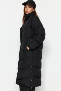 TRENDYOLMİLLA Black Regular Yandan Zipper Detailed Water Repellent LONG Puffer Jacket Coat - Image 3