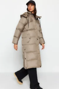 TRENDYOLMİLLA Mink Regular Pattern Hooded Yandan Snap Snap Detailed Water Repellent LONG Puffer Jacket Coat - Image 4